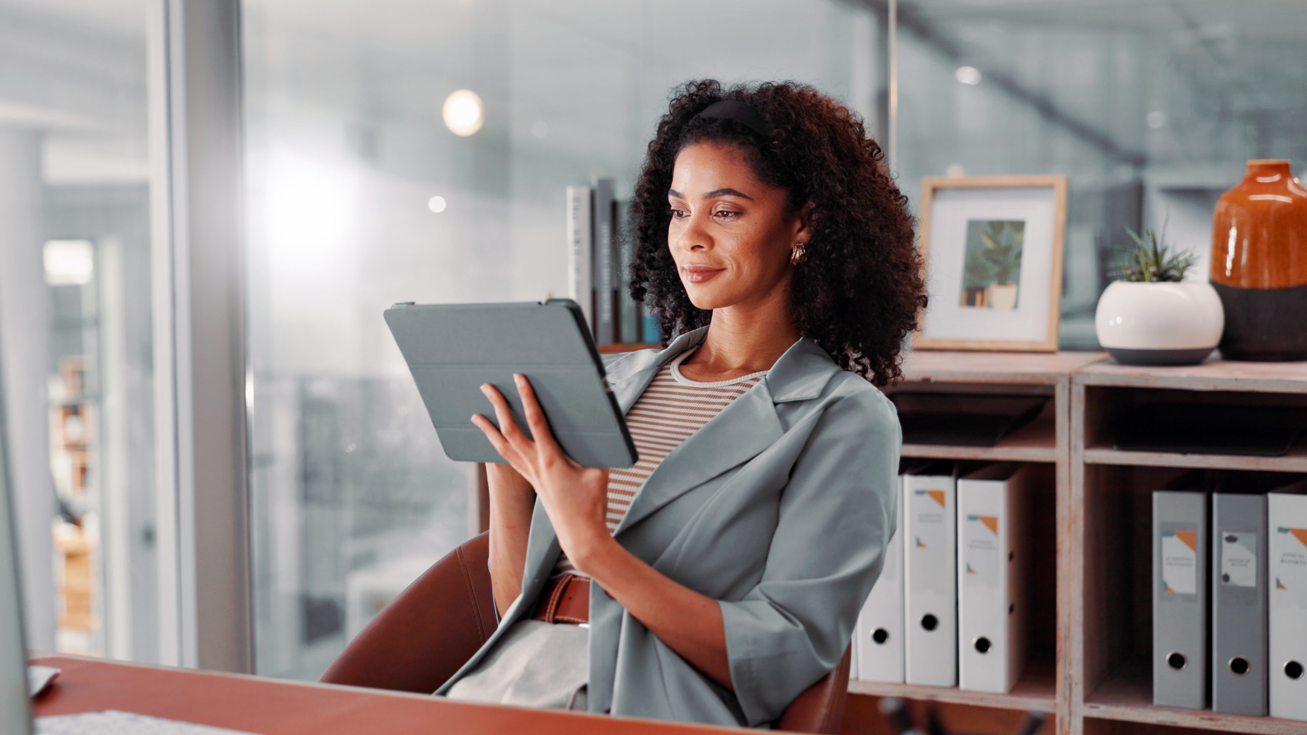 Profissional utilizando tablet em ambiente corporativo moderno